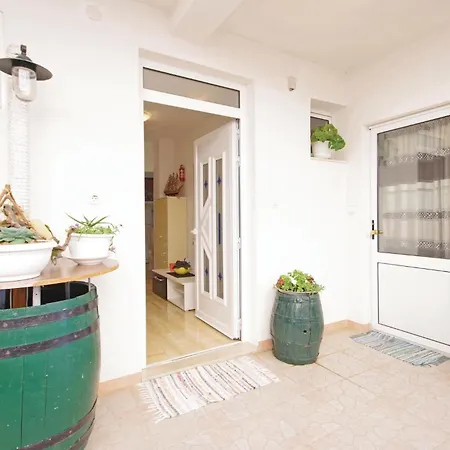 Cozy In With Kitchen Apartment Makarska